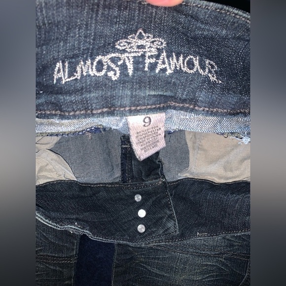 Almost Famous Y2K Low Rise Skinny Destroyed Jean Women’s Jr Size 9 - Picture 6 of 7